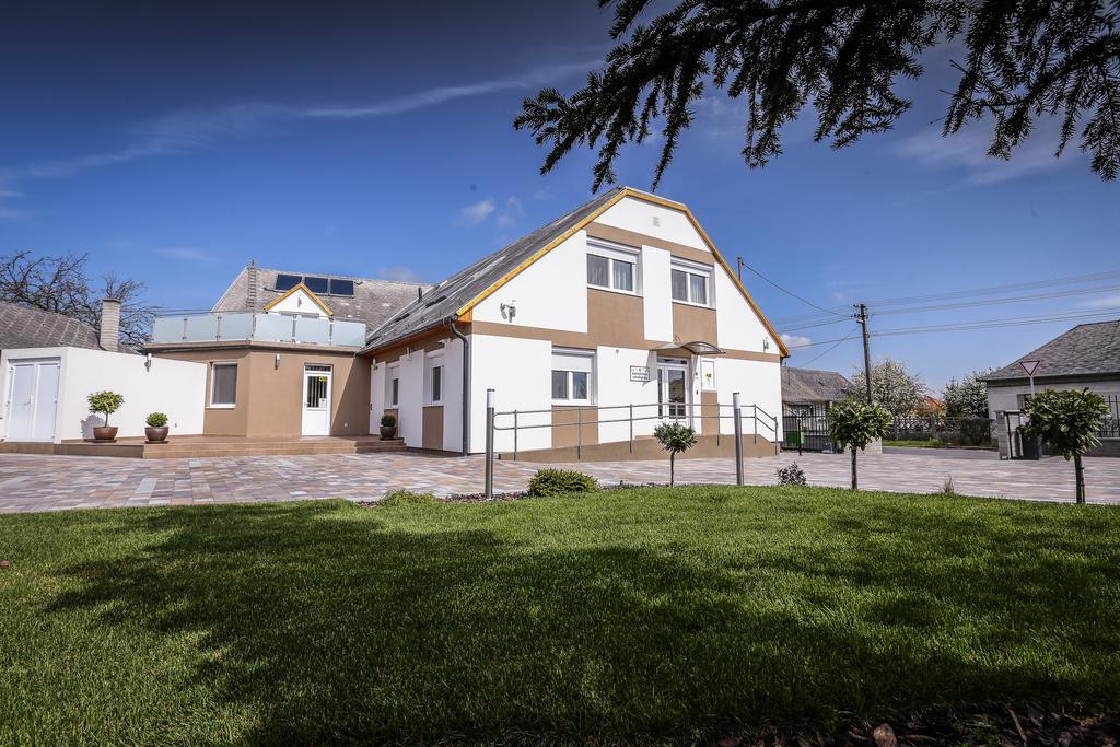 Gránátalma Vendégház Fehérvárcsurgó Exterior foto